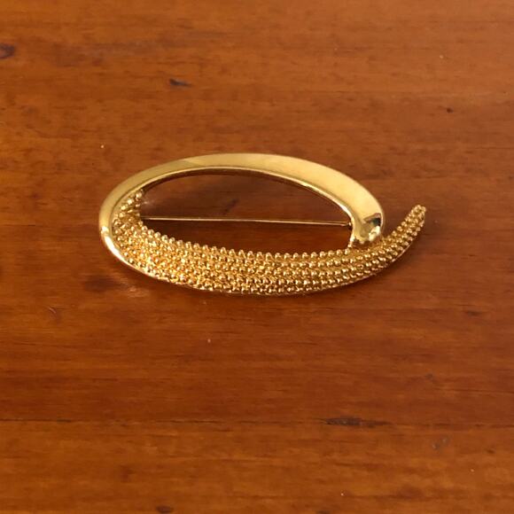 Vintage Stylish 1980’s Monet Signed Gold Tone Swirl Textured Brooch - Picture 4 of 5
